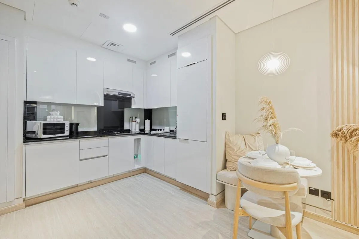 Appartamento Tranquil Haven Near Burj Khalifa Dubai